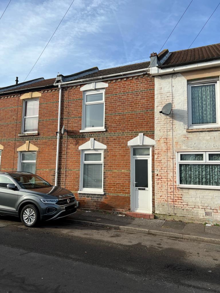 Lot: 127 - TWO-BEDROOM HOUSE FOR INVESTMENT OR OCCUPATION - Front of two bedroom investment opportunity seen from Russell Street